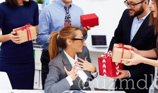 Paypoqdagi chiroyli yoyilgan oyoqlar fotosurati onlayn